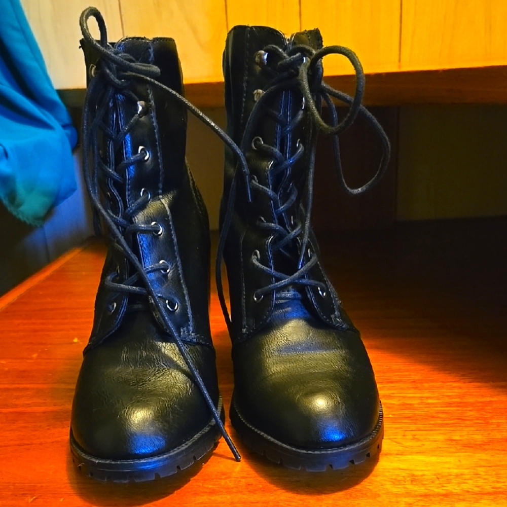 Women's Black Lace-Up Boots Size10